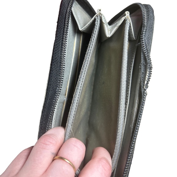 Chanel Camellia Wallet *Rehab* | Embossed Black  Lambskin Leather | Zipper - Picture 7 of 8